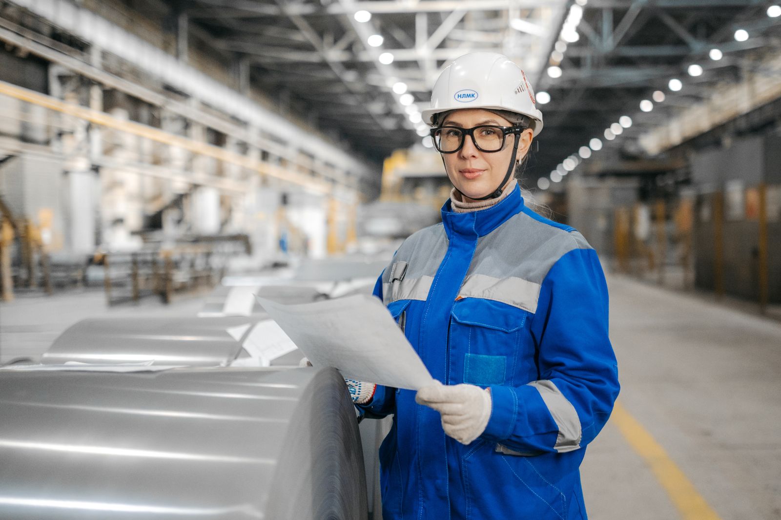 Distribution centre supervisor checking inventory for a B2B commerce platform